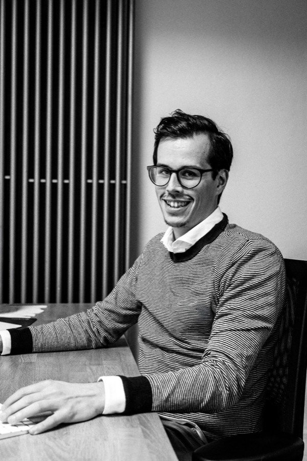 Manuel Bubori am Schreibtisch